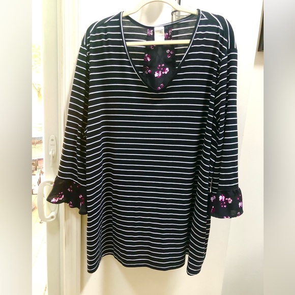 Flutter Sleeves Black/White with Pink/Burgundy Flowers Decorative Back - Picture 2 of 5